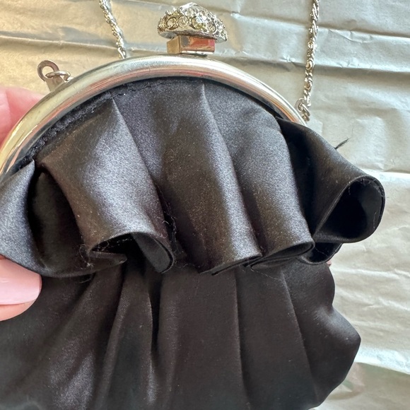 The sweetest VINTAGE black purse w/ silver highlights and chain. Fun shiny clasp - Picture 3 of 7